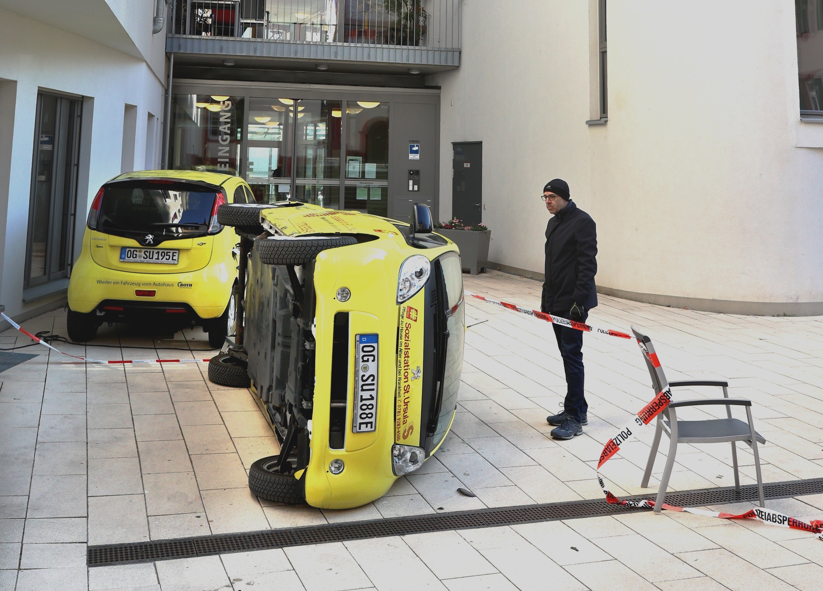 umgekipptes beschädigtes Auto vor dem Marienhaus in Offenburg